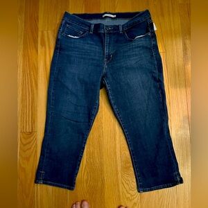 Women’s Levi’s classic capri size 14. These are in great condition.